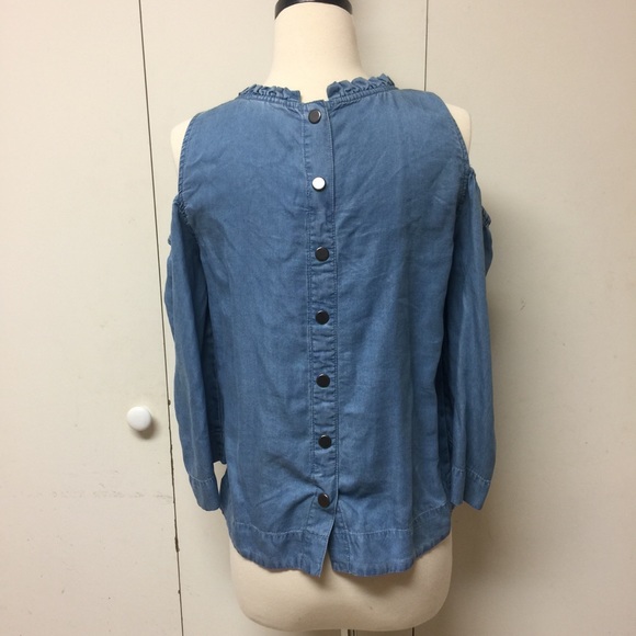Pretty Maison Jules bare shoulder chambray top. - Picture 2 of 7